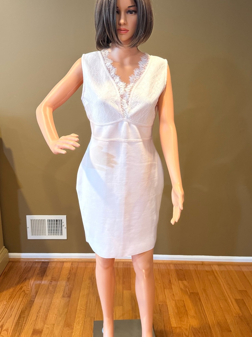 Lace-Trim V-Neck Pale Pink Body con Dress
